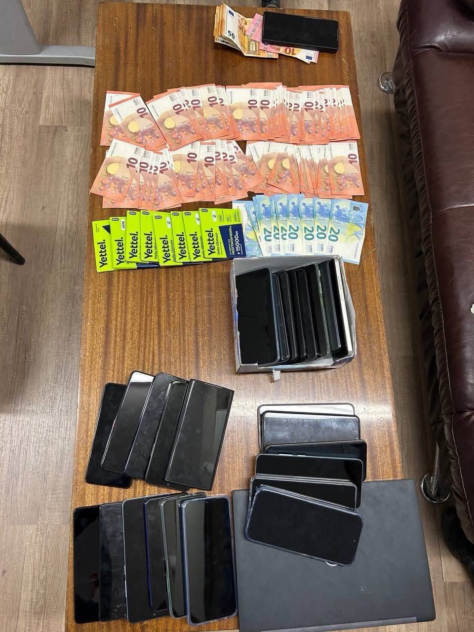 Петима задържани при разследване на схема за купуване на гласове с онлайн разплащания