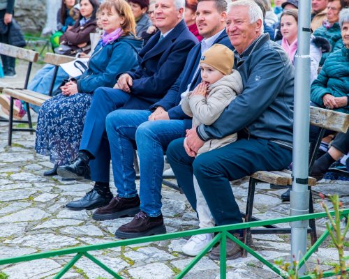 Премиера под открито небе: Село Баня посрещна Великден с филм за традицията