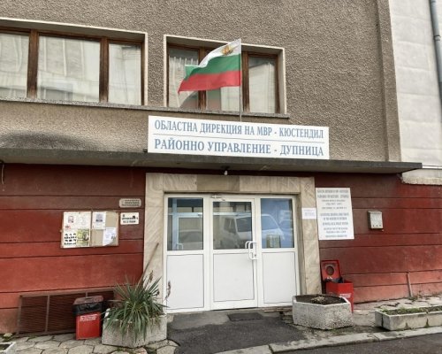 Шофьор без книжка подкара  нерегистриран автомобил в Дупница