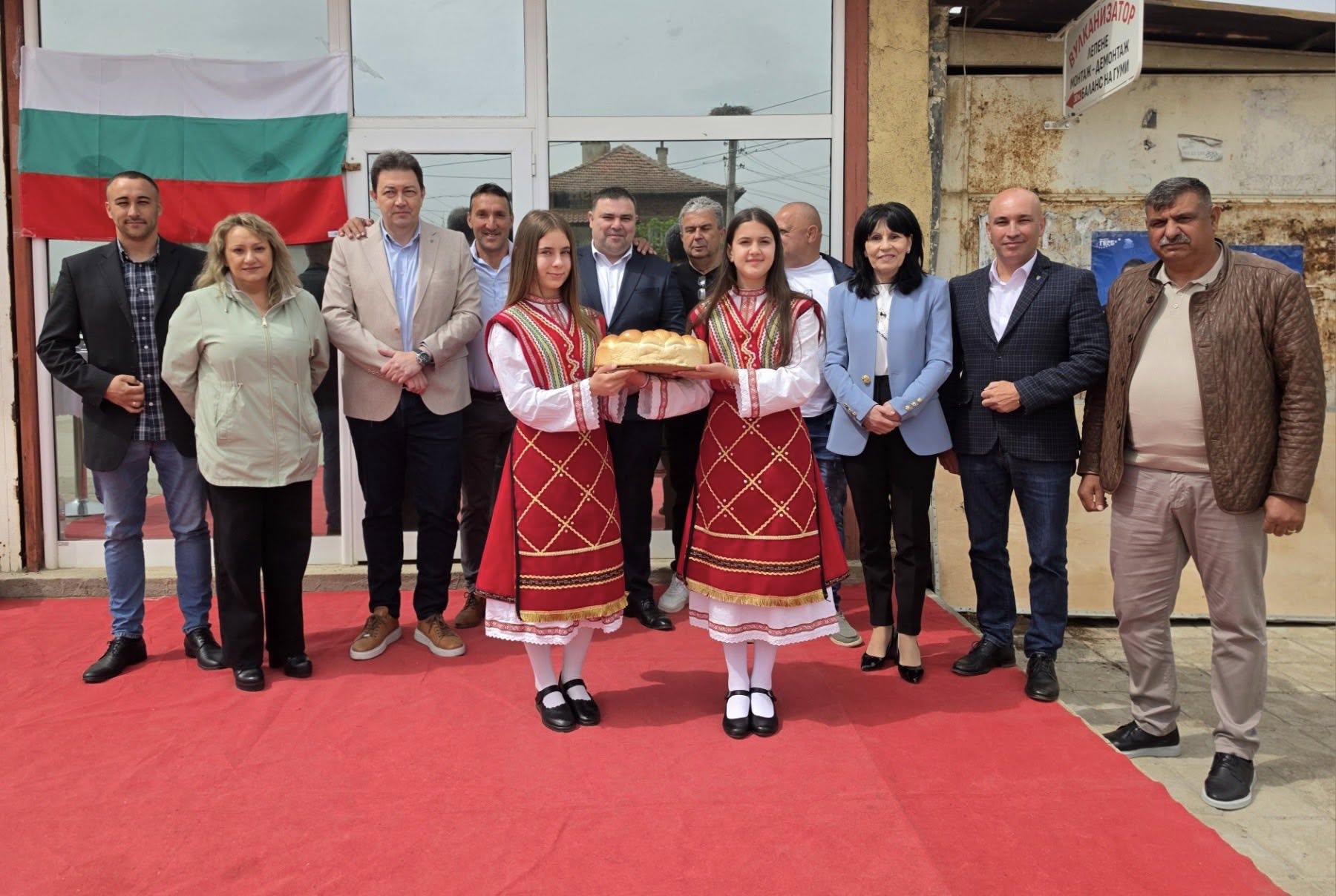 Стартираха ремонтните дейности на улици в с. Рупите Стартираха ремонтните дейности на улици в с. Рупите
