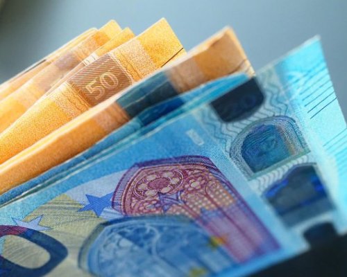 Започна изплащането на 20 евро компенсация за горивата