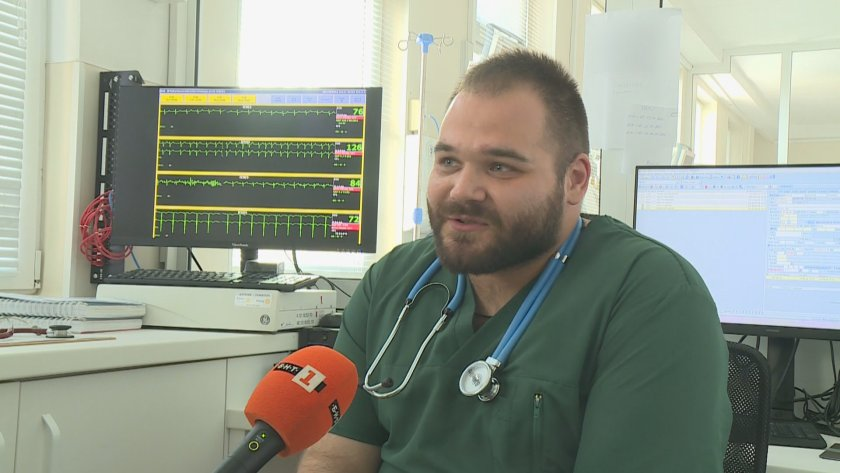 Лекар и иподякон в Разлог: Д-р Ивайло Парев лекува тела в болницата и души в храма
