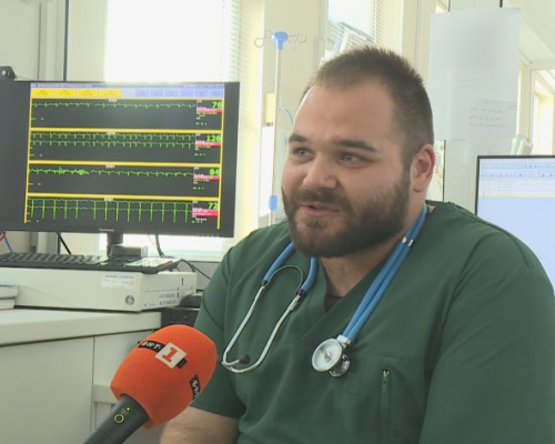 Лекар и иподякон в Разлог: Д-р Ивайло Парев лекува тела в болницата и души в храма