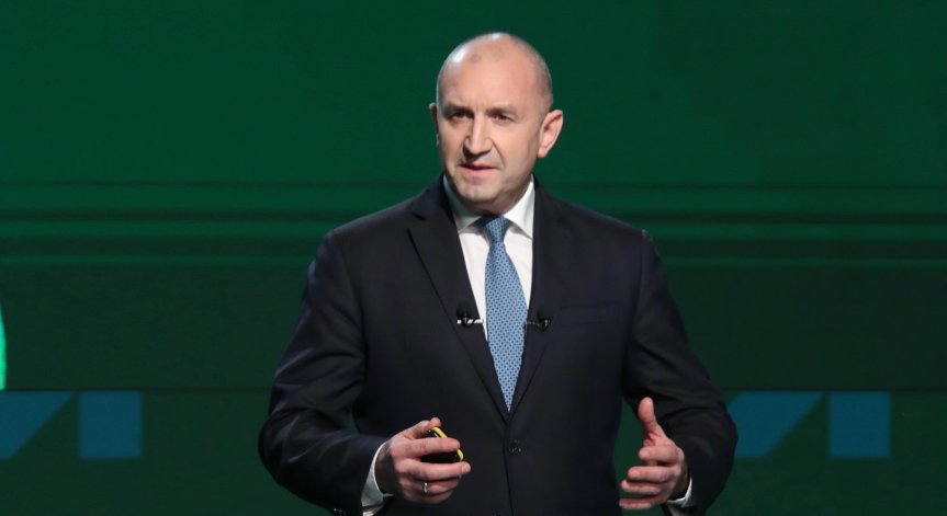 Politico: Победа на Радев може да е проблем за ЕС, короната на Орбан е свободна Politico: Победа на Радев може да е проблем за ЕС, короната на Орбан е свободна