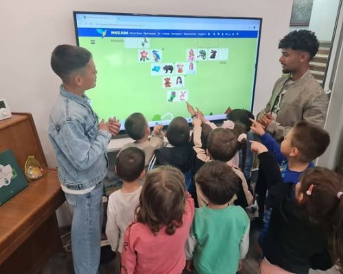 С кака и батко в Библиотеката-ново начало с много усмивки и знания в Кюстендил