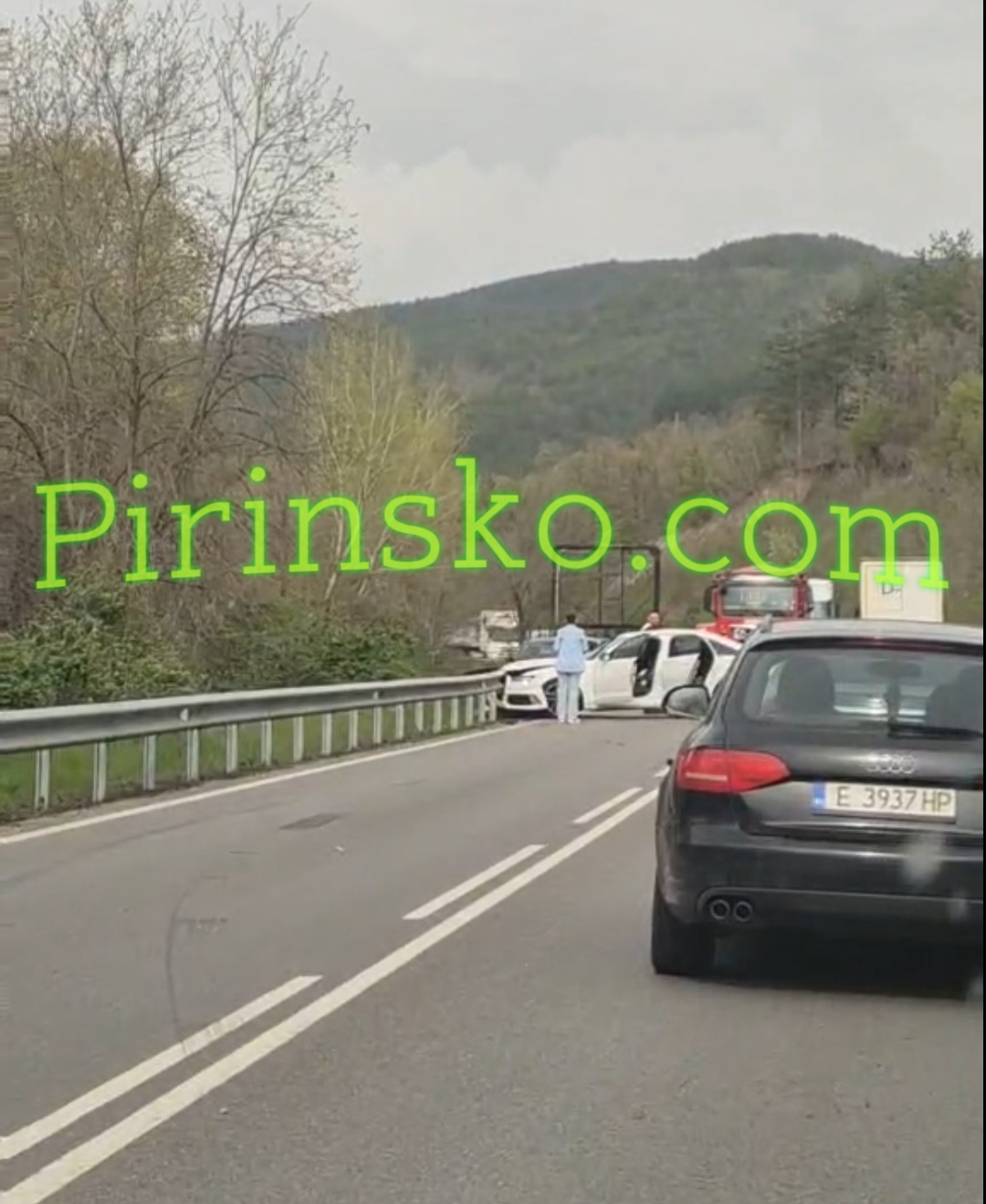 Извънредно: Катастрофа до Хотелски комплекс Алпийска градина край Градево, колони от автомобили Извънредно: Катастрофа до Хотелски комплекс Алпийска градина край Градево, колони от автомобили