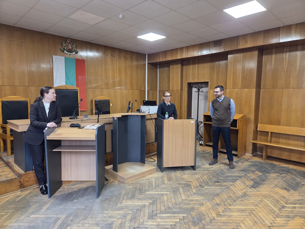 Ученици от Езикова гимназия Д- р Петър Берон гостуваха в Районен съд Кюстендил в Ден на отворените врати - Моите три изречения от Конституцията на Република България Ученици от Езикова гимназия Д- р Петър Берон гостуваха в Районен съд Кюстендил в Ден на отворените врати - Моите три изречения от Конституцията на Република България