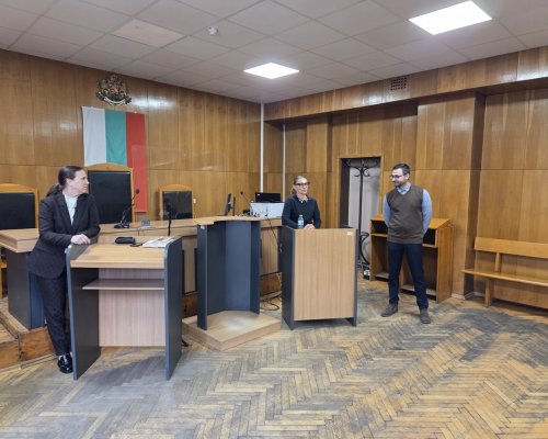 Ученици от Езикова гимназия  Д- р Петър Берон  гостуваха в Районен съд Кюстендил в Ден на отворените врати -  Моите три изречения от Конституцията на Република България