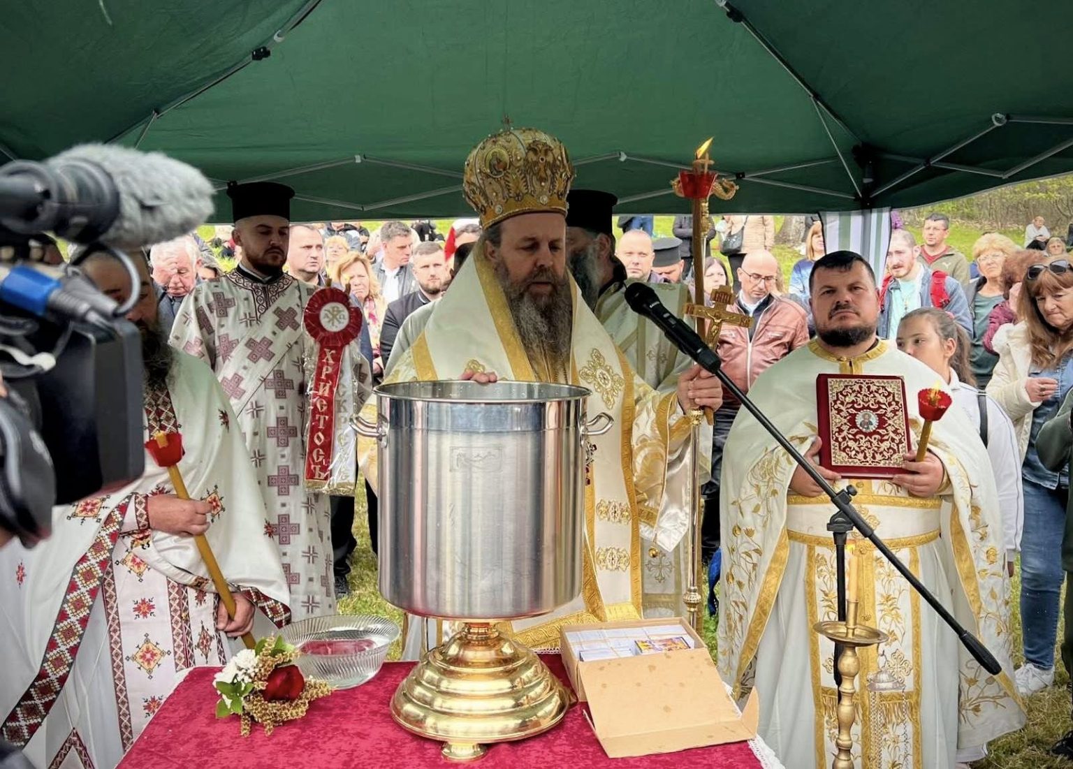 Митрополит Серафим отслужи водосвет пред иконата на Света Богородица в Сандански Митрополит Серафим отслужи водосвет пред иконата на Света Богородица в Сандански