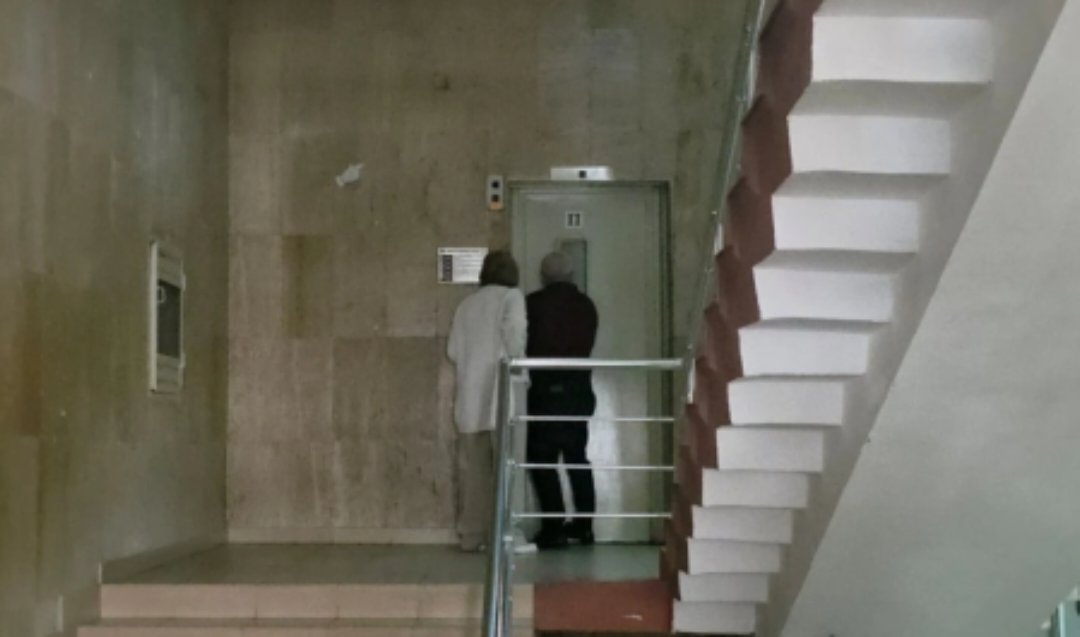 Куриоз: Председателят и секретарят на РИК-Благоевград пострадаха при авария на асансьор