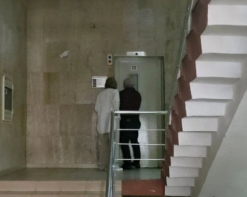 Куриоз: Председателят и секретарят на РИК-Благоевград пострадаха при авария на асансьор