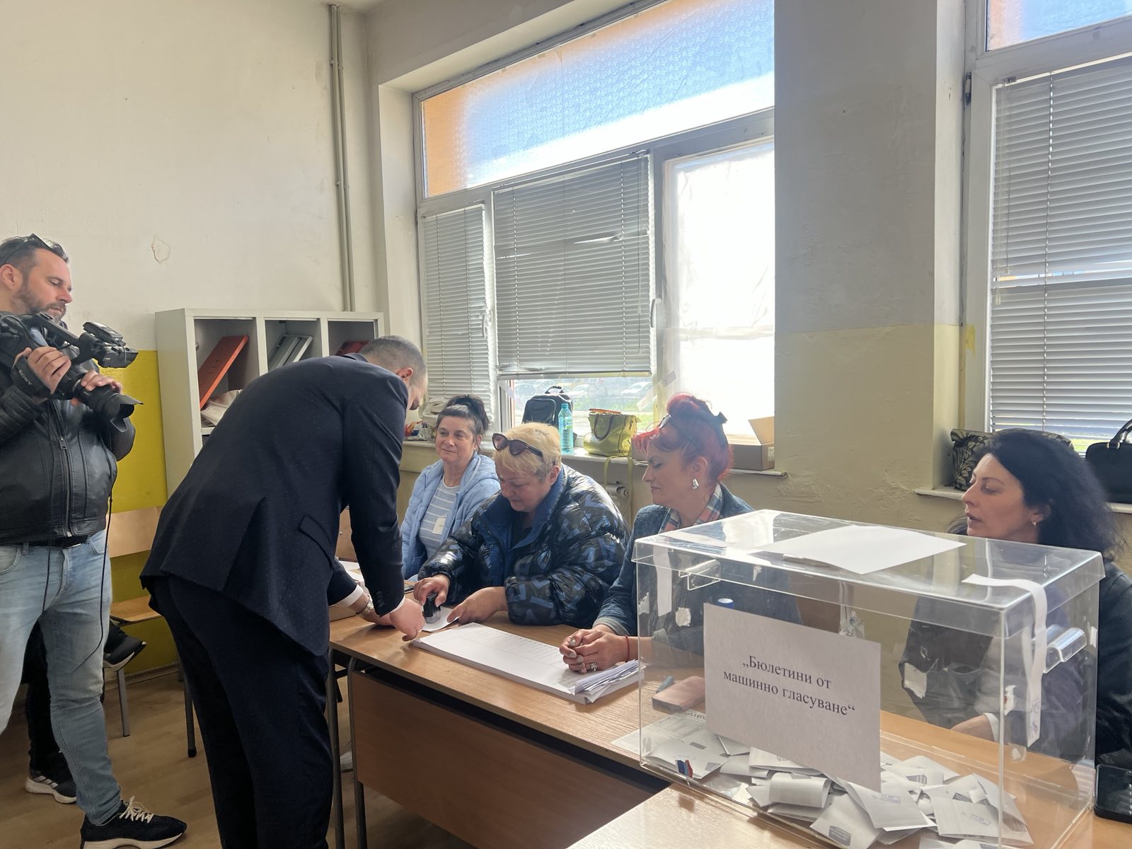Кметът на Кюстендил инж. Огнян Атанасов упражни правото си на вот Кметът на Кюстендил инж. Огнян Атанасов упражни правото си на вот