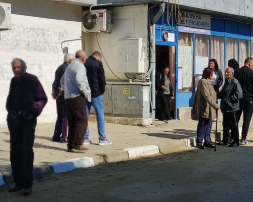 Опашки пред изборни секции в Петричко