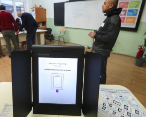 Изборите до момента: Проблеми с машините и пропаднал асансьор с хора в Благоевград