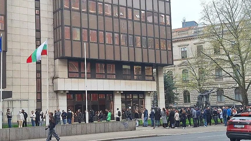 Висока избирателна активност в чужбина: опашки и рекорден вот в Лондон, Германия и други градове
