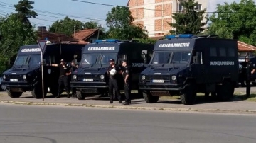 Три автомобила на жандармерията пътуват към  ГКПП - Кулата