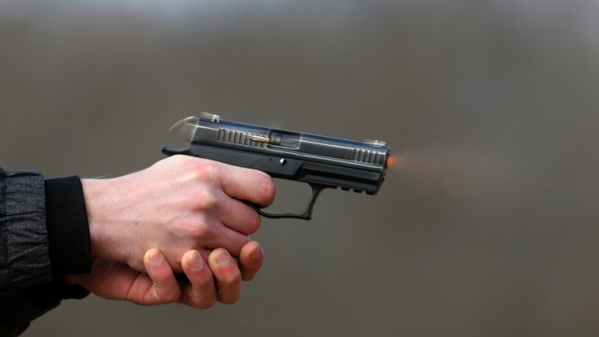 Пиян заплаши с пистолет и руга пътници във влак Пиян заплаши с пистолет и руга пътници във влак