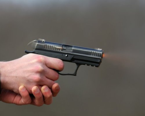 Пиян заплаши с пистолет и руга пътници във влак