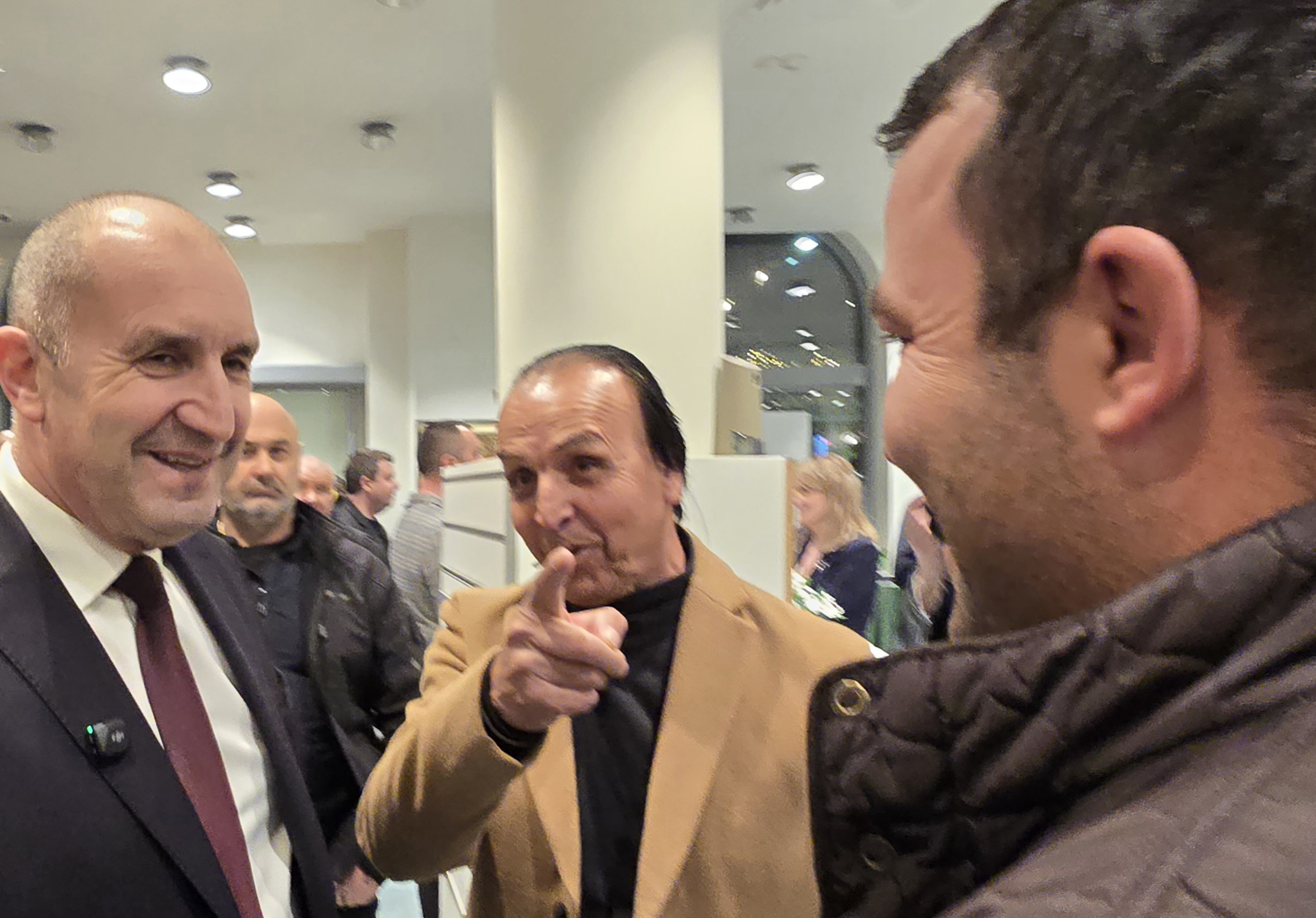 Менторът на Радев: А сега накъде? Смяна на политическата система, нова Конституция, нов курс навън!