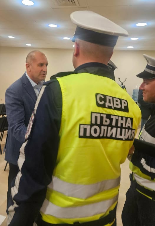Румен Радев: Платих глобата си за неправилно паркиране в изборния ден, всички сме равни пред законa