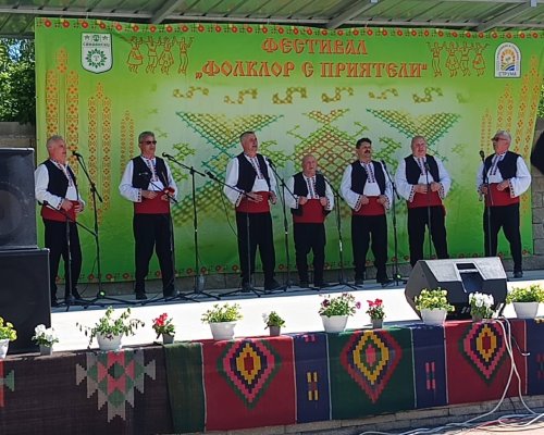 Cърцето на Белица затуптя на сцената в село Струма