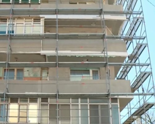 Баш майсторство : В Благоевград лепят стиропор директно върху стъклата на терасите