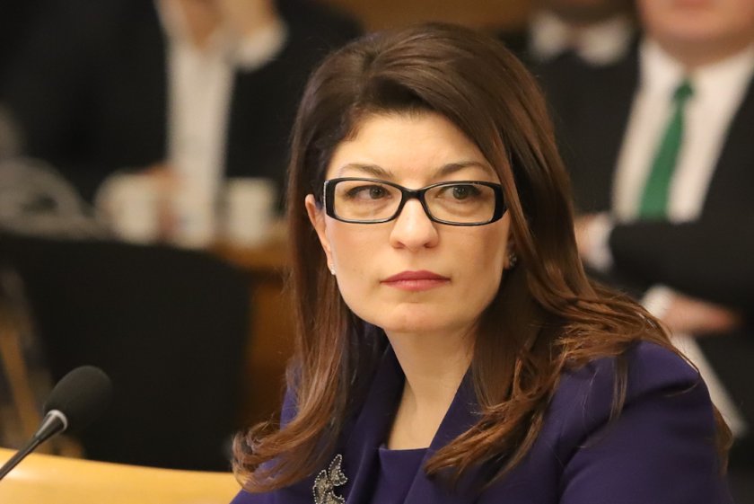 Министър Дечев: Десислава Атанасова не е пътувала със самолет на Делян Пеевски
