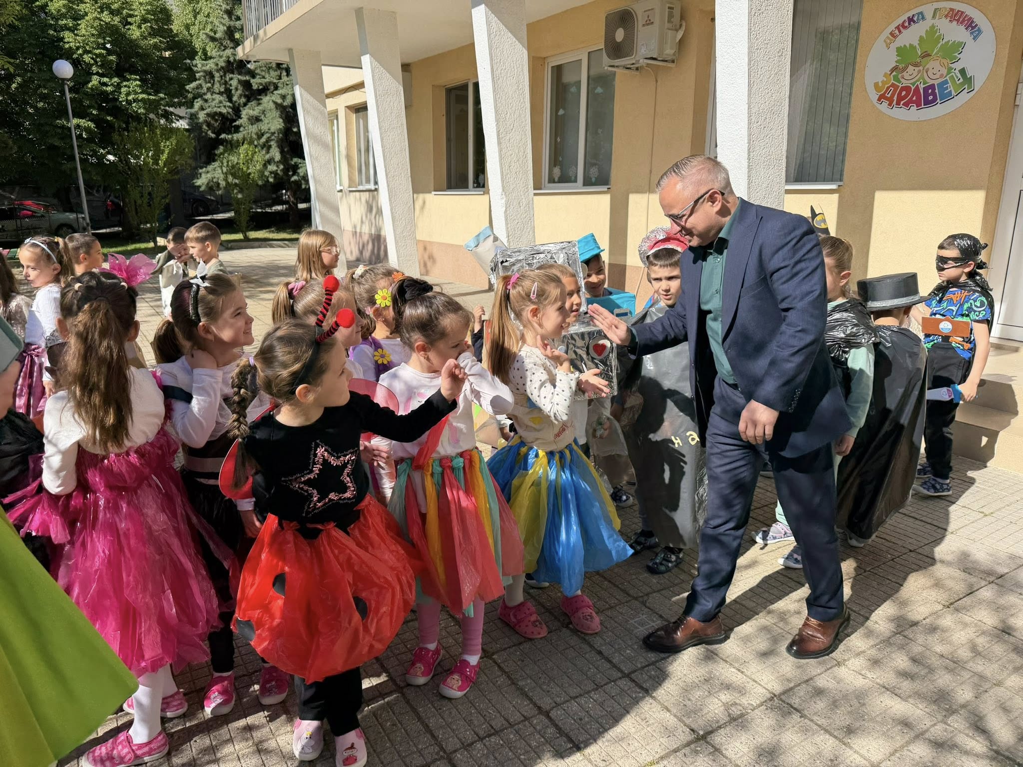 Децата на ДГ Здравец в Сандански показаха как изглежда зеленото бъдеще Децата на ДГ Здравец в Сандански показаха как изглежда зеленото бъдеще