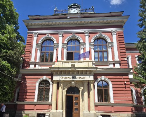 Кюстендил с двойно повече паравани след вота-част от тях неизползваеми