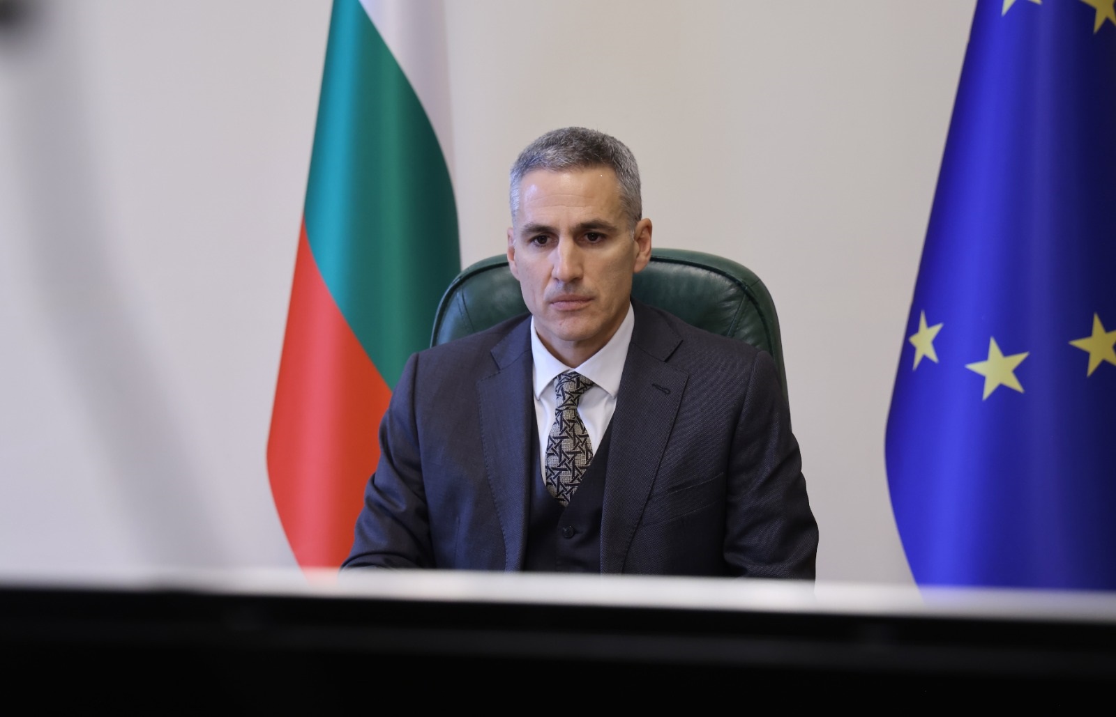 Скандал около Магазините за хората : премиерът говори за загуби и източване Скандал около Магазините за хората : премиерът говори за загуби и източване