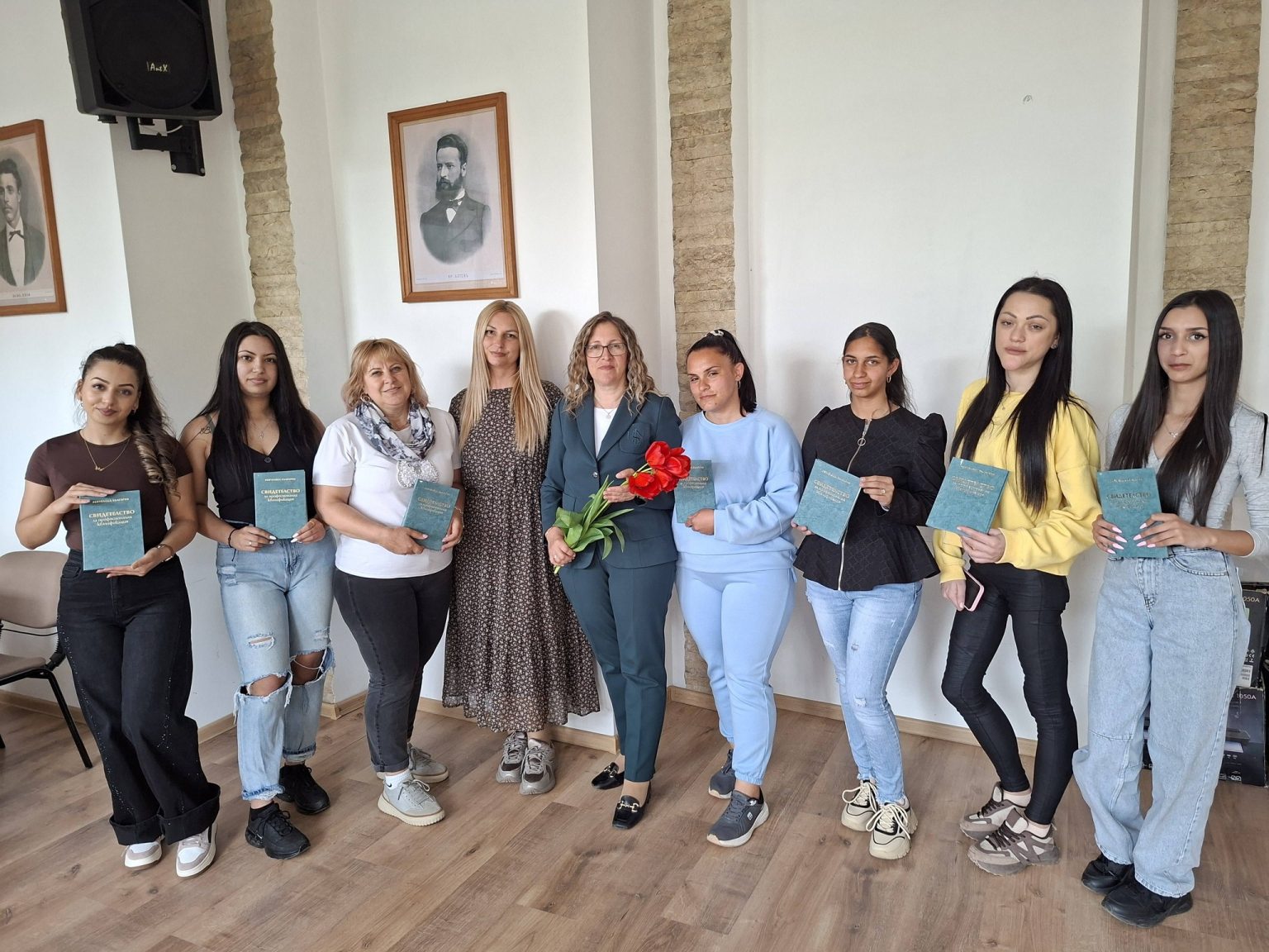 Фатима Йълдъс връчи дипломи на маникюристи в Белица Фатима Йълдъс връчи дипломи на маникюристи в Белица