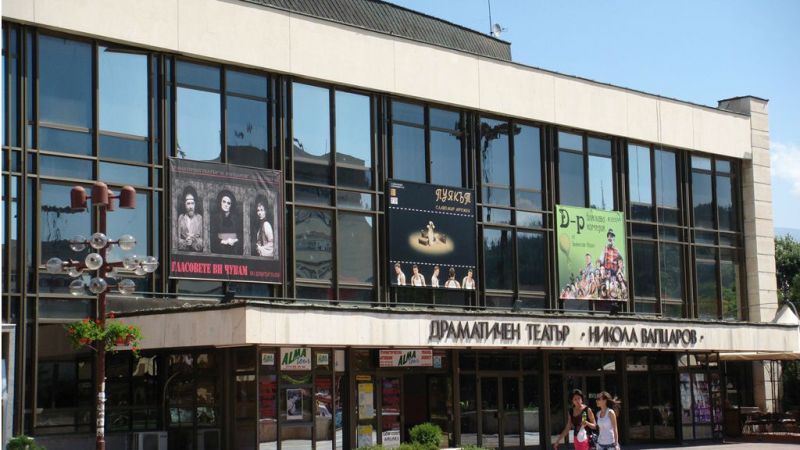 Сън в лятна нощ- представена от най-младите надежди в ДТ Никола Вапцаров-Благоевград Сън в лятна нощ- представена от най-младите надежди в ДТ Никола Вапцаров-Благоевград