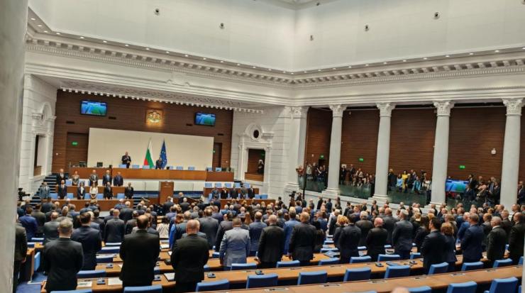 Удари първият звънец на 52-рото Народно събрание, депутатите положиха клетва Удари първият звънец на 52-рото Народно събрание, депутатите положиха клетва