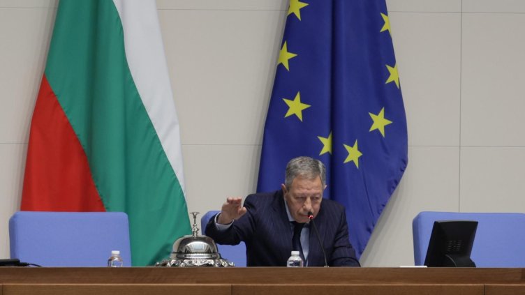 Румен Миланов удари първия звънец, Възраждане бойкотираха химна на ЕС Румен Миланов удари първия звънец, Възраждане бойкотираха химна на ЕС