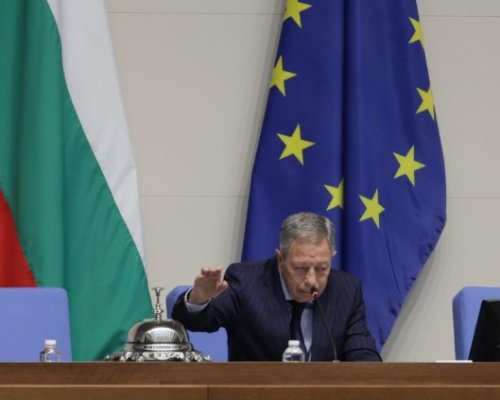 Румен Миланов удари първия звънец, Възраждане бойкотираха химна на ЕС