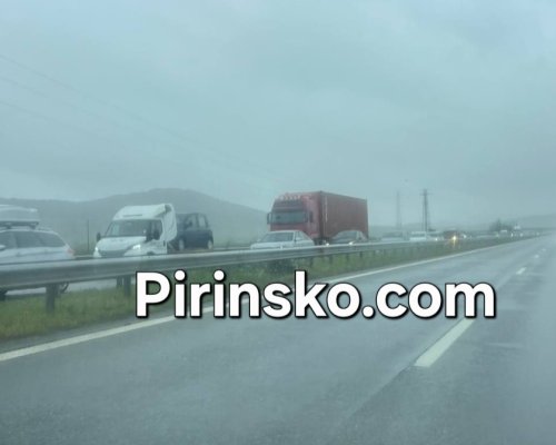 ВНИМАНИЕ: Километрично задръстване на АМ  Струма  заради катастрофа и лошо време