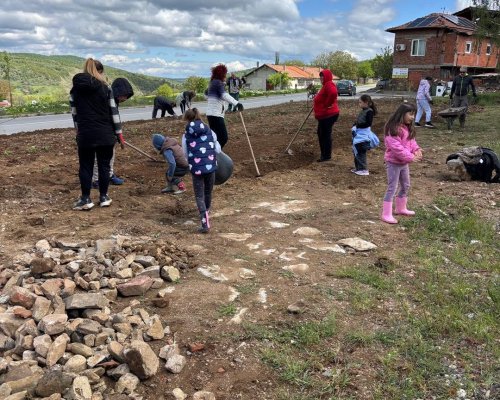 Жителите на Падеш облагородиха градинка в селото по повод 1 май