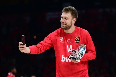 Везенков блести Олимпиакос е на крачка от финалите