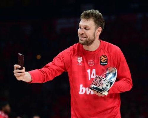 Везенков блести Олимпиакос е на крачка от финалите