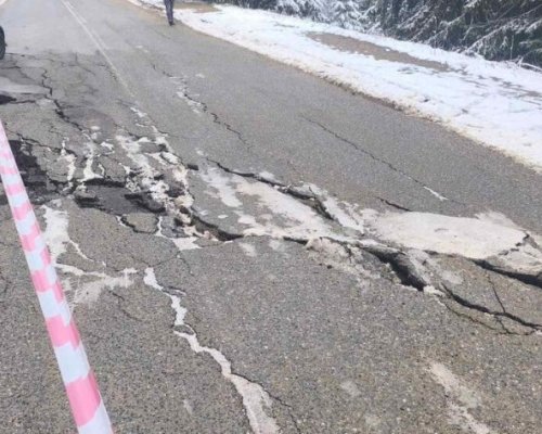 Пропадна част от пътя Смолян-Пампорово, движението е спряно