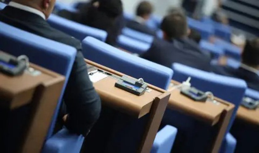Нов парламент и нови разходи: Над 9500 евро на месец струва издръжката на един депутат Нов парламент и нови разходи: Над 9500 евро на месец струва издръжката на един депутат