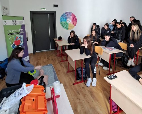 Смело сърце  в ПГЕЕ Банско: ученици усвояват умения за спешна помощ