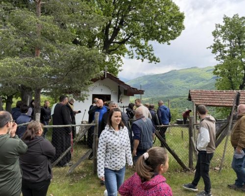 Миряни почетоха храмовия празник на параклиса Свети Атанасий край Полена