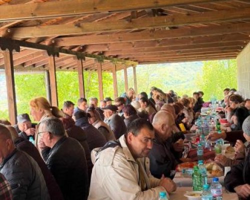 Миряни почетоха в аванс Свети Георги в параклис край Крупник