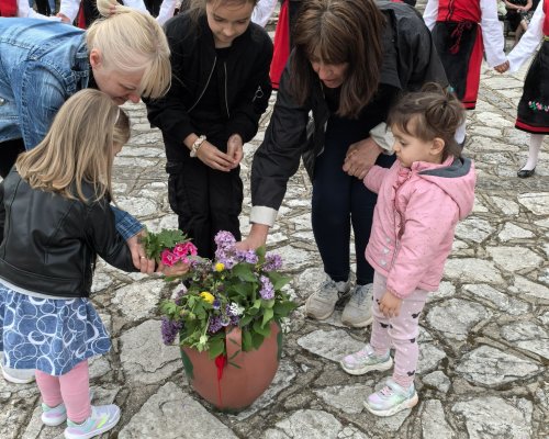 В навечерието на Гергьовден: Топене на китки в с. Бачево
