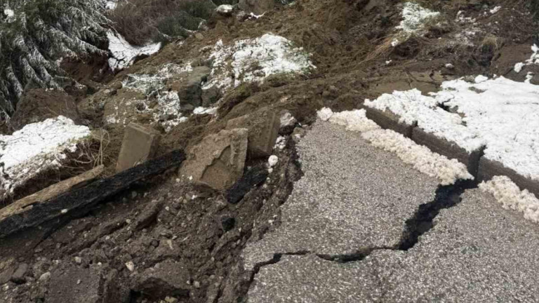 Свлачището в Смолянско се разраства, пътят продължава да бъде затворен Свлачището в Смолянско се разраства, пътят продължава да бъде затворен