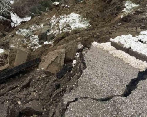 Свлачището в Смолянско се разраства, пътят продължава да бъде затворен