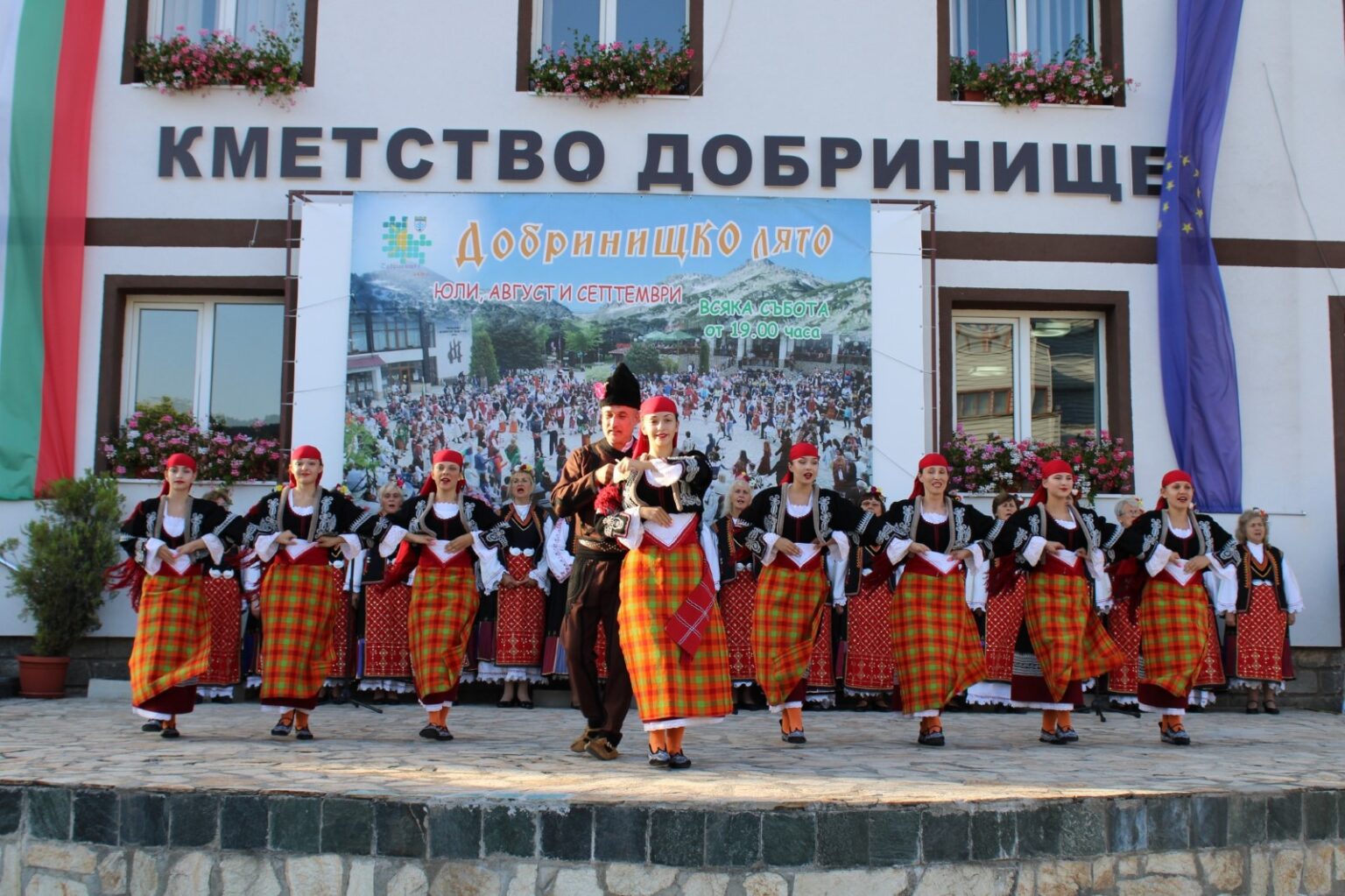 Надиграване на площада и древни обичаи за Гергьовден в Добринище