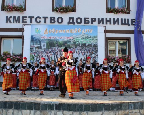 Надиграване на площада и древни обичаи за Гергьовден в Добринище