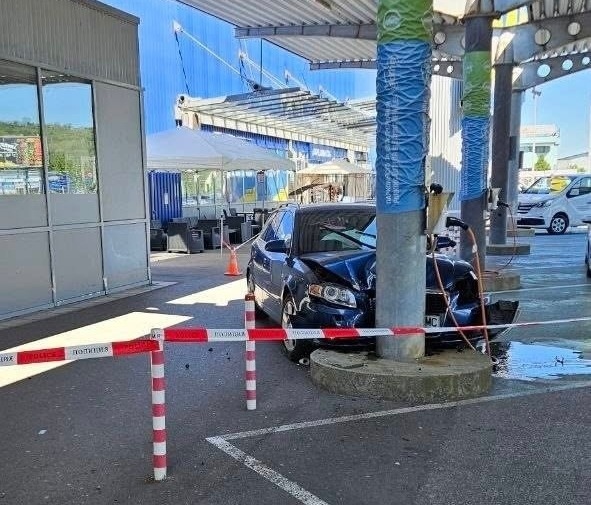 Автомобил се заби в колона на паркинга на МЕТРО в Благоевград Автомобил се заби в колона на паркинга на МЕТРО в Благоевград